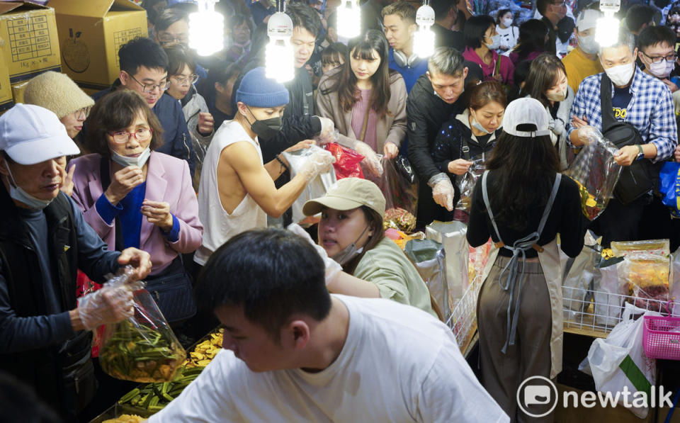 擠滿人潮的台北年貨大街，人氣旺買氣強。   圖：張良一/攝