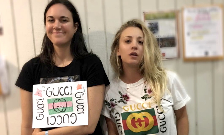 Kaley cuoco gucci t-shirt posing with friend with a paper gucci on t-shirt