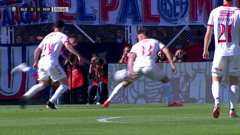 El envío de Perrito Barrios pega en la mano de Souto, pero no fue penal; Echavarría lo cobró y luego fue corregido por el VAR; así arrancó el clásico entre San Lorenzo y Huracán