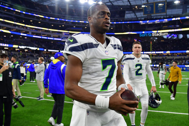 NFL ref hits Seahawks' Geno Smith with great line as QB protests penalty:  'I'm talking to America here'