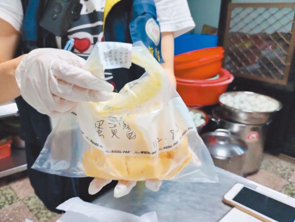 桃園越南法國麵包攤食物中毒事件受害者多達514人，衛生局稽查疑似是蛋黃醬未落實雞蛋清潔導致。（桃市衛生局提供）