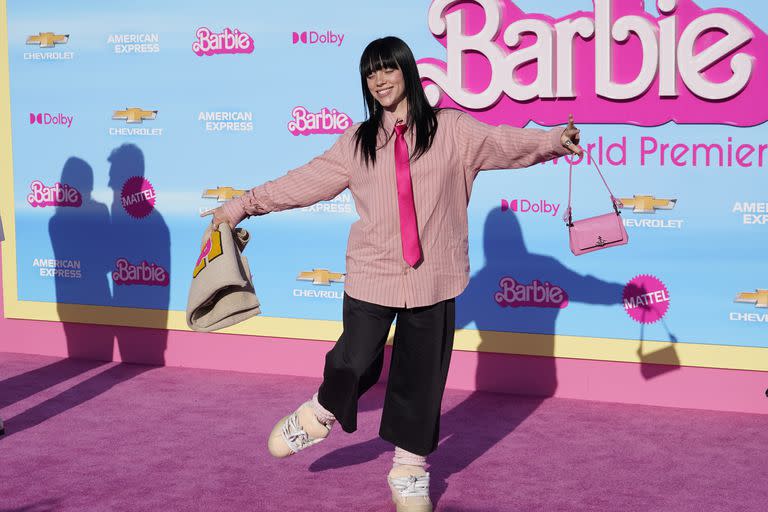 Billie Eilish se divierte en la alfombra rosa de Barbie
