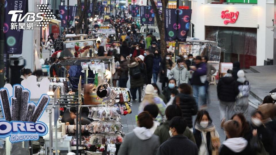 隨著邊境解封，遊客再現首爾街頭。（圖／達志影像路透社）