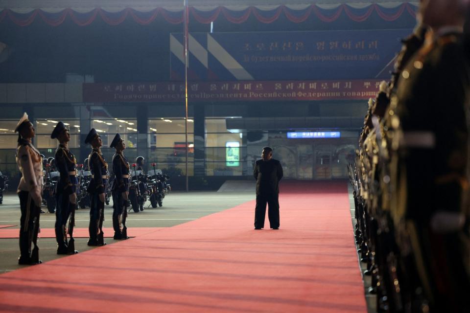 2024年6月19日，北韓領導人金正恩在平壤機場等待迎接俄羅斯總統普丁。路透社