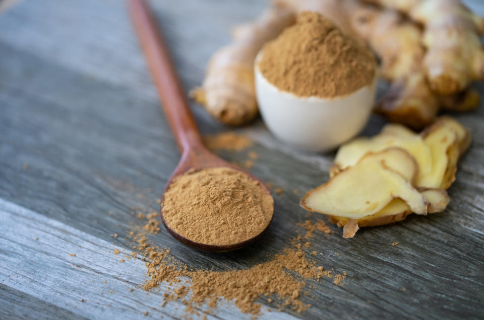 Ingwer gibt es im Handel als ganze Wurzel oder als Pulver zu kaufen. Mehr als fünf Gramm Pulver oder 50 Gramm Wurzel sollte man pro Tag aber nicht essen. (Symbolbild: Getty Images)