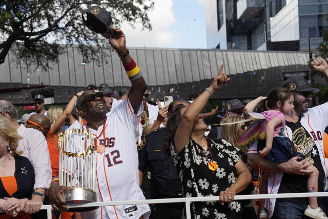 Houston Astros fans recreate viral 2017 hat stunt at parade