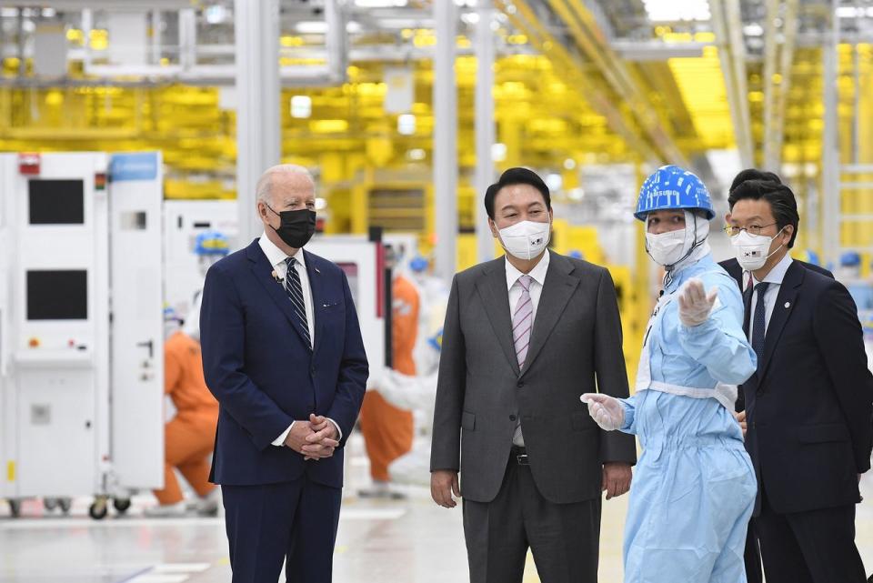 President Biden and South Korean President Yoon Suk Yeol at a Samsung campus in Pyeongtaek, South Korea.