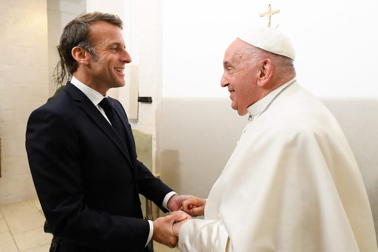 Esta foto tomada y distribuida el 14 de junio de 2024 por The Vatican Media muestra al presidente francés Emmanuel Macron (I) y al papa Francisco durante una reunión bilateral al margen de la Cumbre del G7 organizada por Italia en el complejo Borgo Egnazia en Savelletri, Apulia. 