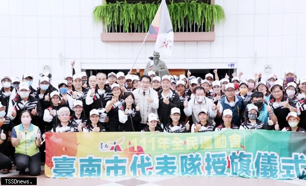 南市長黃偉哲為全民運代表隊授旗，期勉再接再厲為南市爭光。（記者李嘉祥攝）