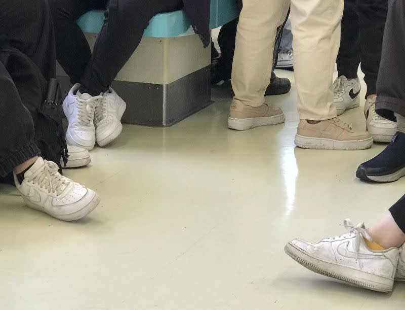 ▲網友分享自己搭捷運時，發現有許多民眾腳上都穿著NIKE Air Force 1鞋款。（圖/路上觀察學院）