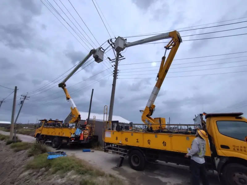 ▲高雄地區曾經停電戶數11,993戶，主要停電區域集中在彌陀、楠梓、鼓山、林園等地區，台電力拚今（5）日完成全數復電。（圖／台電提供）