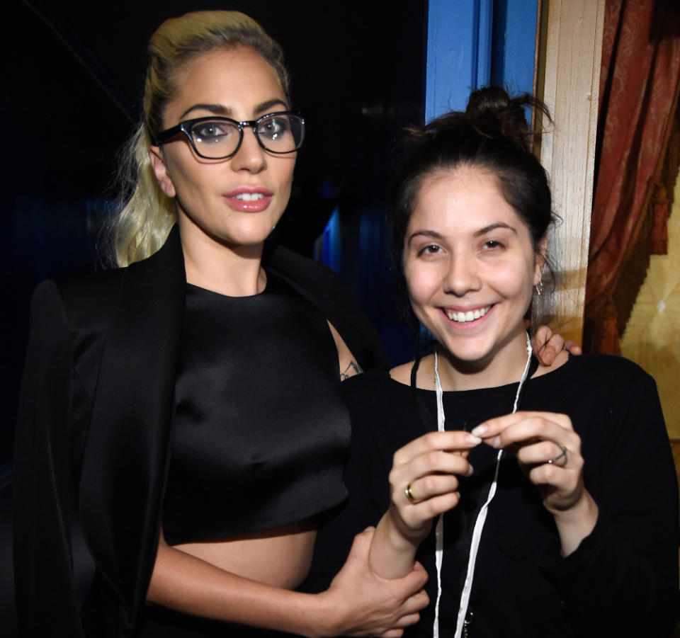 … Lady Gaga (30) heute zu den größten Pop-Stars der Welt zählt, sind sie und ihre kleine Schwester Natali (24) immer noch unzertrennlich. (Bild: Getty Images)