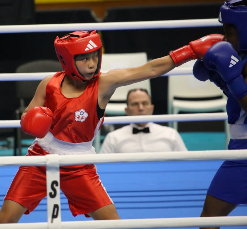 郭怡萱晉級巴黎奧運拳擊資格賽16強 台灣選手郭怡萱（左）首次成人級國際賽，就是在義 大利舉行的巴黎奧運拳擊世界區資格賽，當地時間8 日進行女子50公斤級32強，郭怡萱以5比0擊敗迦納選 手，晉級16強。 （中華民國拳擊協會提供） 中央社記者黃巧雯傳真  113年3月9日 