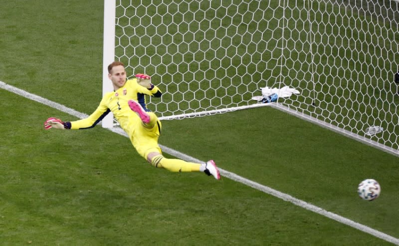 Cristiano Ronaldo anota de penal ante el arquero Peter Gulacsi el segundo tanto en la goleada de Portugal sobre Hungría, por el Grupo F de la Eurocopa, en el Puskas Arena, Budapest, Hungría