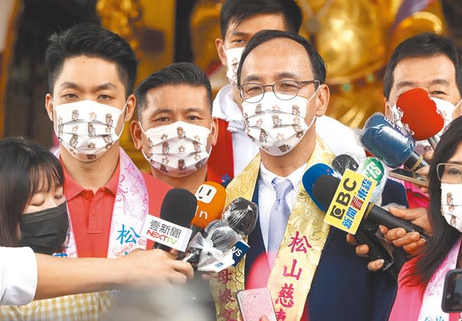 國民黨主席朱立倫（右）24日出席松山慈惠堂壬寅年母娘文化季護國龍神祈福法會，與立委蔣萬安（左）一同接受媒體訪問。（鄭任南攝）