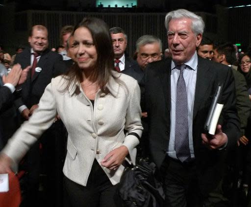 La diputada venezolana María Corina Machado (oposición) llega a un seminario sobre democracia en América Latina escoltada por el Nobel de Literatura peruano, Mario Vargas Llosa, el 24 de marzo de 2014, en Lima (AFP | Fernando Yovera)