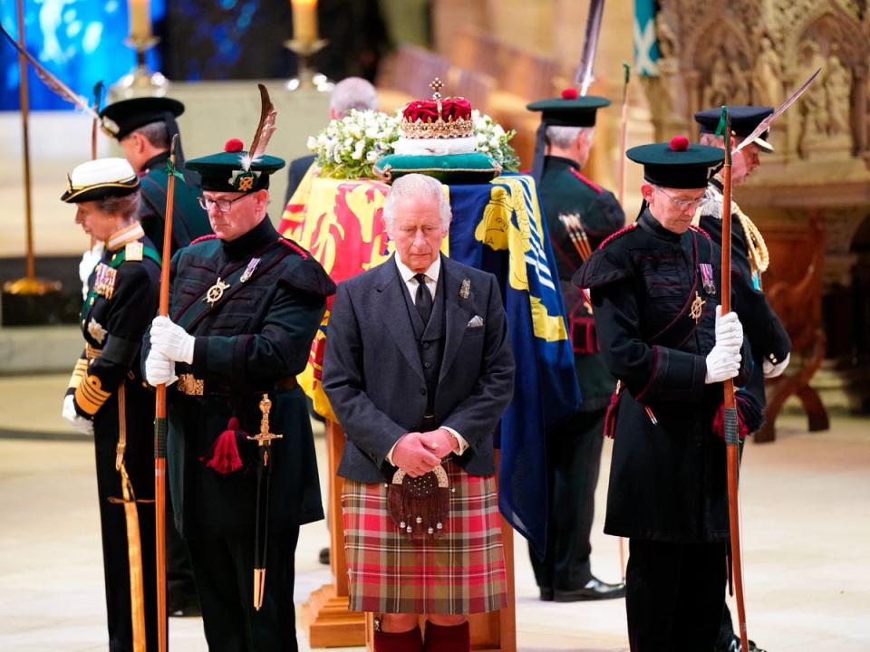 El rey Carlos III y sus hermanos velan alrededor del ataúd de la difunta reina (Jane Barlow/Pool via AP)