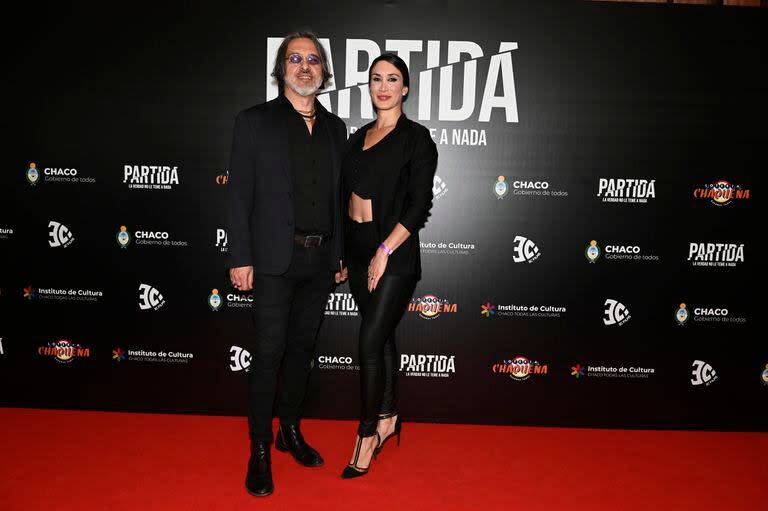 Esteban Proll y Florencia Marcasoli eligeron el negro para la gran noche de esteno