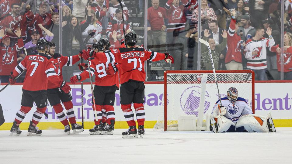 Stuart Skinner y Jack Campbell tuvieron una noche para olvidar en la derrota de los Edmonton Oilers por 5-2 ante los New Jersey Devils el lunes.  (Reuters)