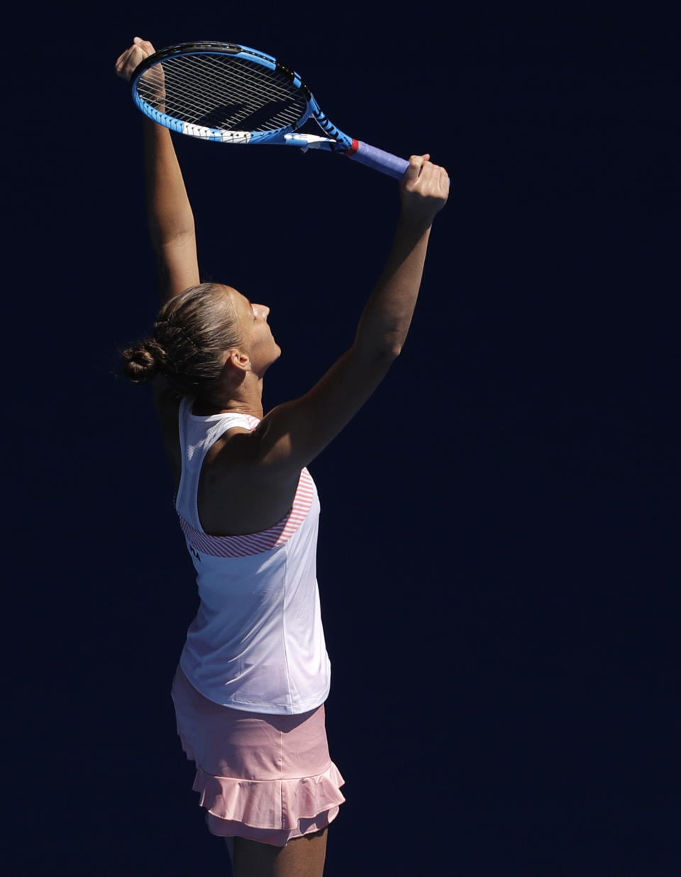 La tenista checa Karolina Pliskova celebra su victoria sobre la estadounidense Serena Williams en los cuartos de final del Abierto de Australia, en Melbourne, Australia, el 23 de enero de 2019. (AP Foto/Mark Schiefelbein)