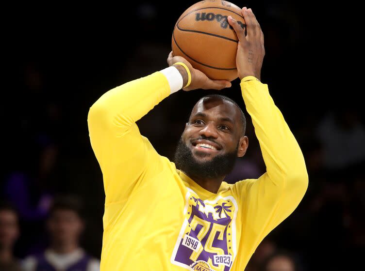 LOS ANGELES, CALIF. - NOV. 30, 2022. Lakers forward LeBron James warms up.