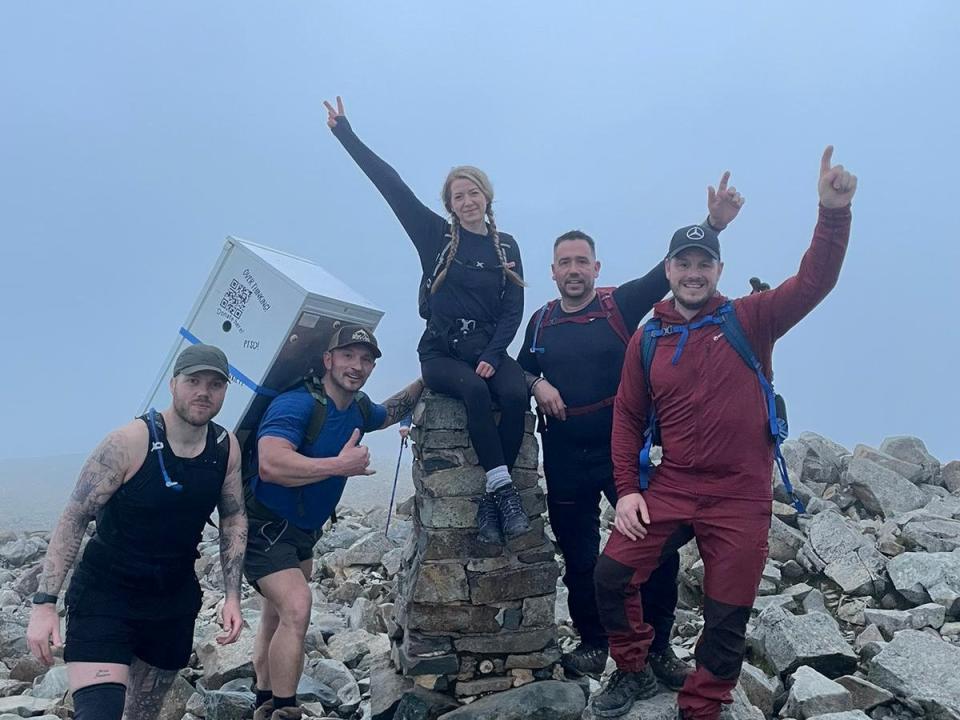 Michael Copeland y sus amigos en la cima de Scarfed Pike en el Distrito de los Lagos.  (SWNS)