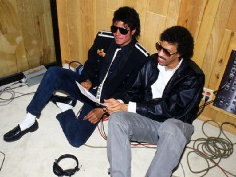 Michael Jackson y Lionel Ritchie en un momento de descanso, en la histórica madrugada de grabación de 