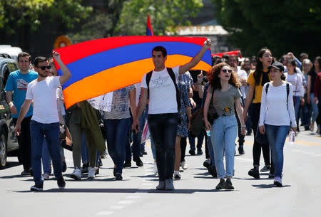 Opposition supporters take part in a procession while protesting against the ruling elite during a rally in Yerevan, Armenia April 26, 2018. REUTERS/Gleb Garanich