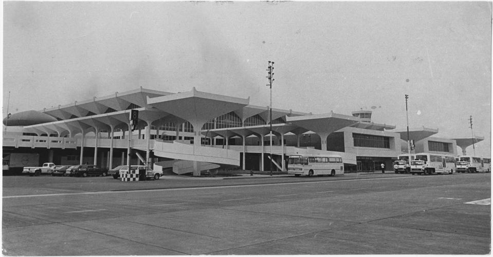 Here's how the Dubai Airside looked during the seventies. Today, the collective capacity of T1 (Terminal 1), T2, and T3 is 60 million passengers per annum.