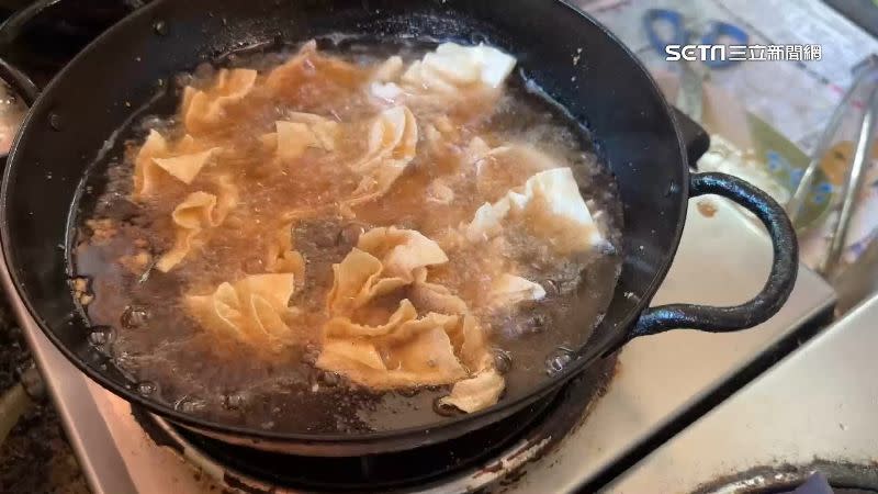 餛飩放入油鍋炸，再加入湯麵中，是南投中興新村的特別吃法。
