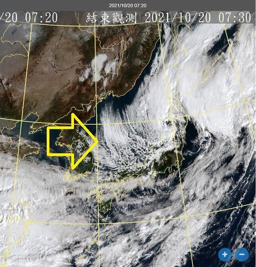 中央氣象局長鄭明典於臉書貼出一張衛星雲圖表示，「冷平流雲系出現」。（圖／翻攝自鄭明典臉書）