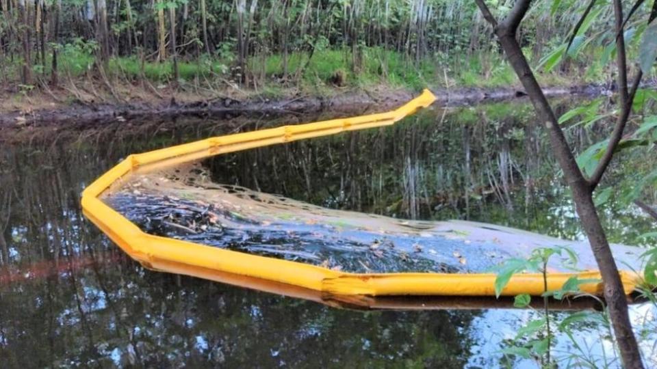 filtro de contención de la contaminacion en uno de lso ríos afectados