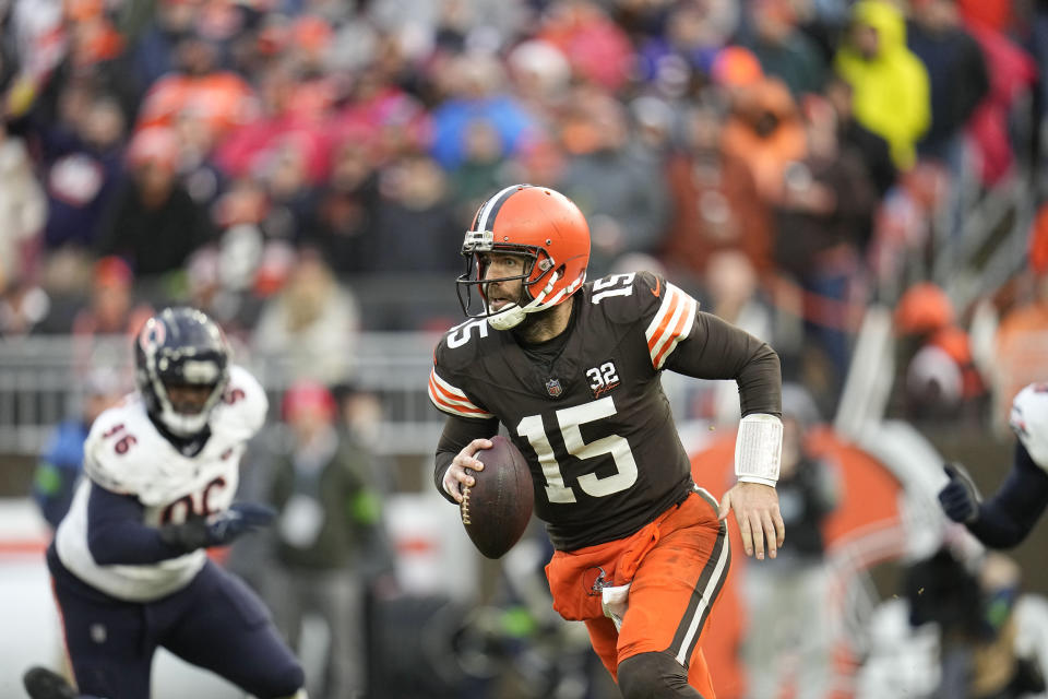 Cleveland Browns quarterback Joe Flacco (15) runs the ball in the second half of an NFL football game against the = in Cleveland, Sunday, Dec. 17, 2023. (AP Photo/Sue Ogrocki)