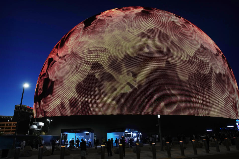 美國內華達州拉斯維加斯（Las Vegas）造價22億美元的球型場館Sphere近日正式啟用，由愛爾蘭搖滾天團U2打頭陣演出。（美聯社）