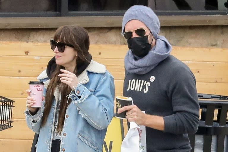 Dakota Johnson y Chris Martin en Malibú, en octubre de 2021