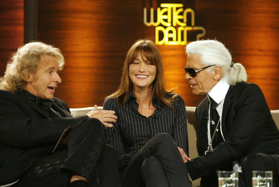 <p>Carla Bruni faisait partie de la grande époque du mannequinat de la fin des années 90, aux côtés de Claudia Schiffer ou de Naomi Campbell, par exemple. Karl Lagerfeld la découvre et elle défile pour lui et Chanel. Devenue ensuite première dame de France, Carla Bruni porte souvent des tenues de chez Chanel à l’Élysée et en déplacement officiel. En 2016, Nicolas Sarkozy avait d’ailleurs reçu Karl Lagerfeld ainsi de lui remettre la Légion d’honneur. Carla Bruni a été l’une des premières à réagir au décès du couturier. Sur Instagram, elle a écrit : <em>“Cher Karl, merci pour toutes ces étincelles… Merci d’avoir apporté tant de beauté et de légèreté dans ce monde si lourd, tant de couleurs dans cette grisaille, tant d’esprit dans cette époque éteinte. Je crois que vous n’auriez pas aimé trop de larmes, trop de fleurs ou de couronnes mais vous allez beaucoup manquer. À moi tout comme au monde entier”</em>. </p>