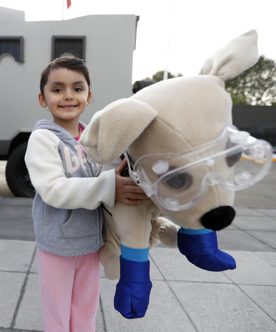 <p>CIUDAD DE MÉXICO Marine/Marina-Frida.- Daniela del moral de 5 años quien elaboro su propio muñeco de FRIDA la perrita rescatista en el Día de la Marina en las instalaciones de la Marina en la Ciudad de México, 14 de octubre de 2017. Foto: Agencia EL UNIVERSAL/Luis Cortés/MAVC </p>