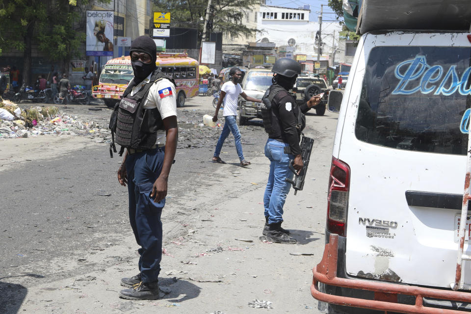 La Policía Nacional patrulla una intersección en medio de la violencia de pandillas en Puerto Príncipe, Haití, el lunes 8 de abril de 2024. (AP Foto/Odelyn Joseph)