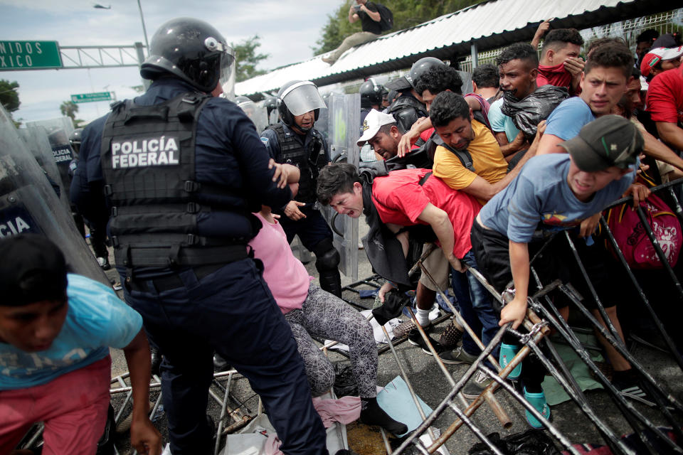 FOTOS | Así rompieron los migrantes el cerco fronterizo para entrar a México