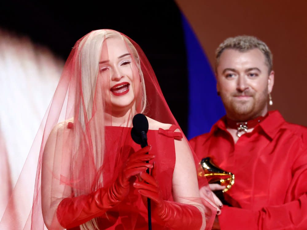 Kim Petras und Sam Smith (r.) auf der Bühne der 65. Grammy-Verleihung in Los Angeles. (Bild: Emma McIntyre/Getty Images for The Recording Academy)