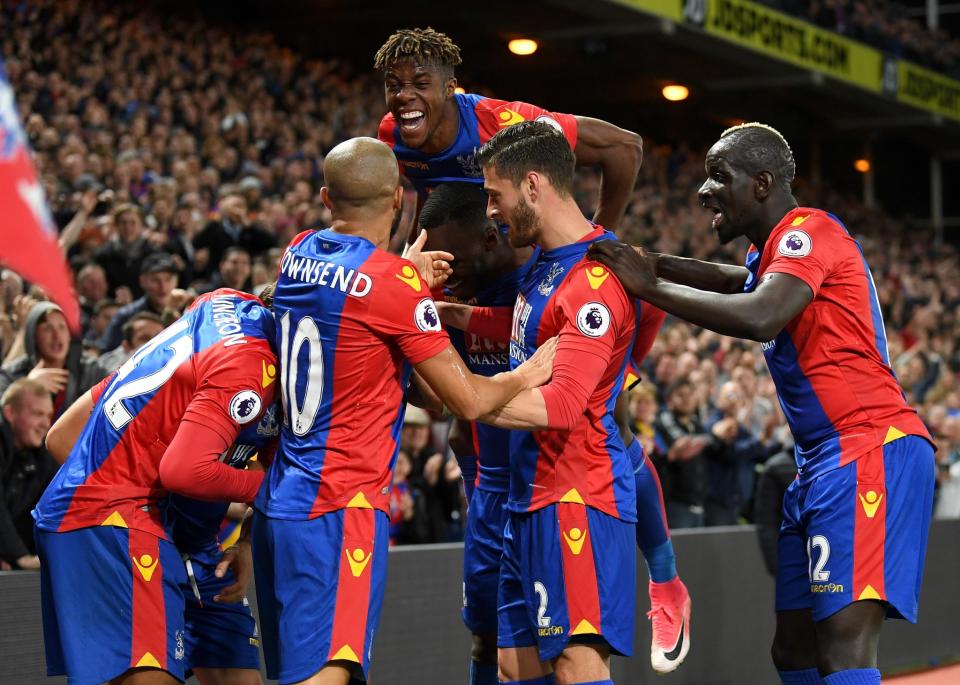 <p>Palace celebrate going 2-0 up through Yohan Cabaye</p>