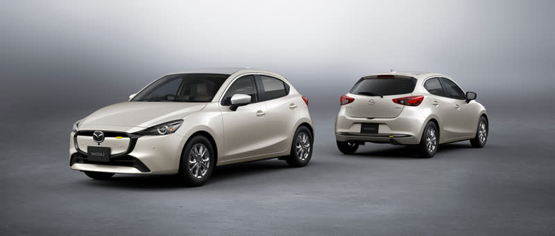 改款Mazda 2的15 Sunlit Citrus車型最大特色水箱護罩採封閉式設計。