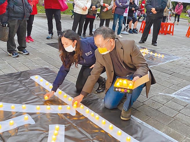 北市副市長蔡炳坤（右）和北市議員應曉薇（左）一同點亮燭光。（游念育攝）