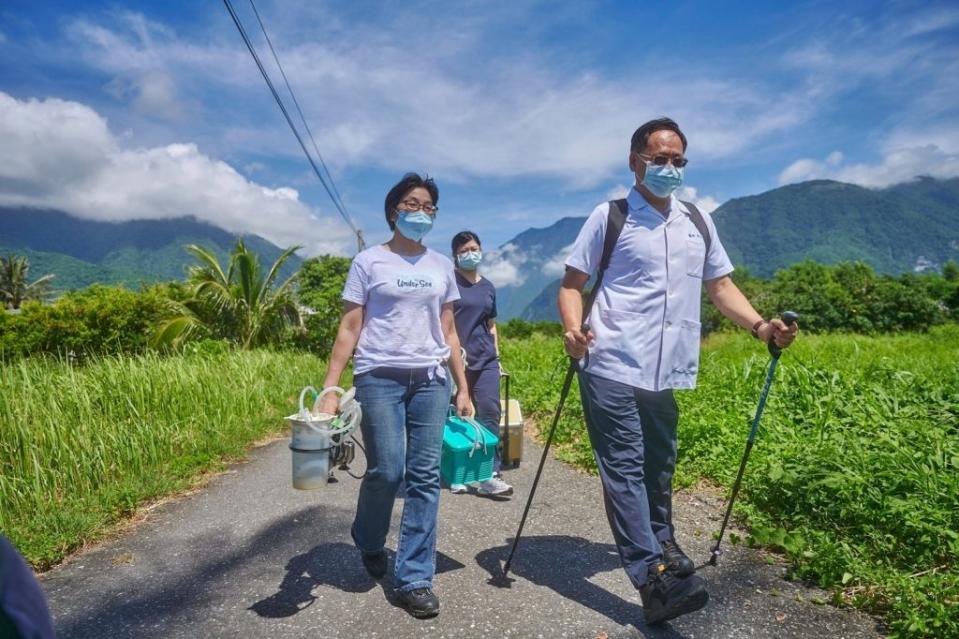 拐杖牙醫林易超是花蓮目前到宅看診服務的唯一牙醫。（林易超提供）