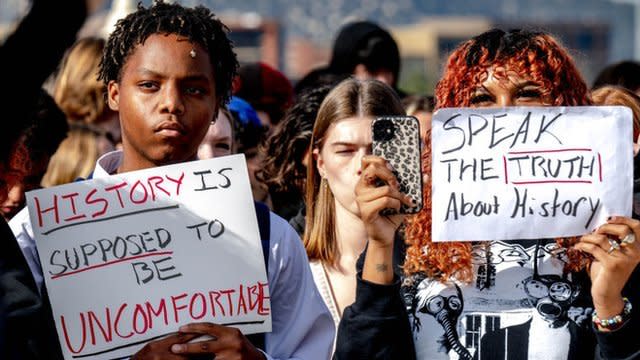 Protesta en escuela de California