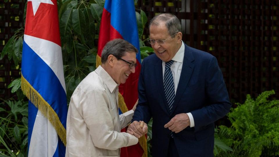 Russian Foreign Minister Sergei Lavrov (r) and Cuban Foreign Minister Bruno Rodriguez shake hands during a meeting in Havana on April 20, 2023