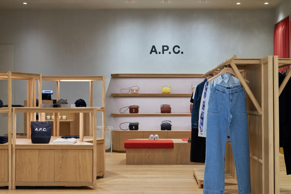 A.P.C 品牌專門店以天然橡木板和手工礦物塗層為主要建材，大量運用中性色調如暖棕、原木色、霧灰等。圖片來源:A.P.C.