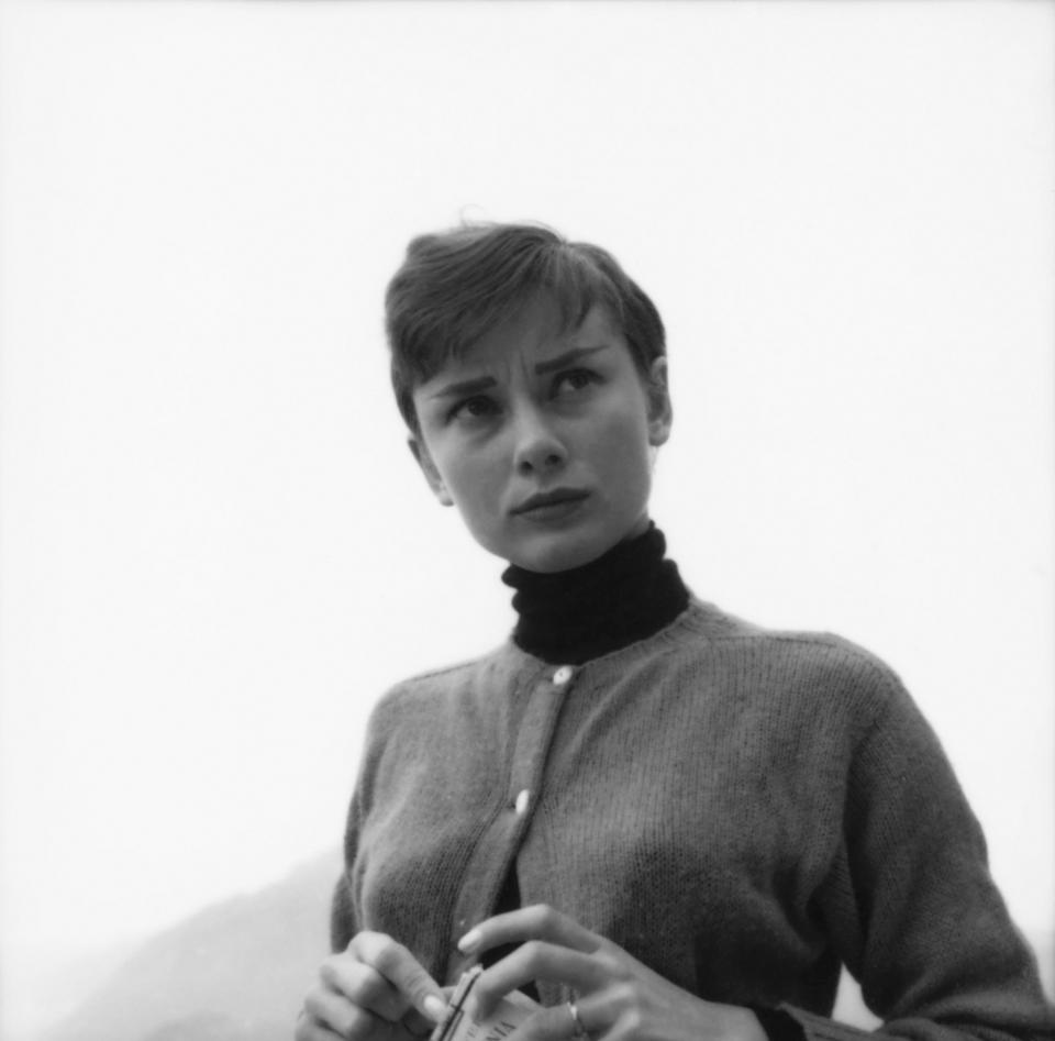 Audrey Hepburn ca. 1955 in einem Twin-Set aus einem schwarzen Rollkragenpullover und eleganter Strickjacke. (Bild: Graphic House/Archive Photos/Getty Images)