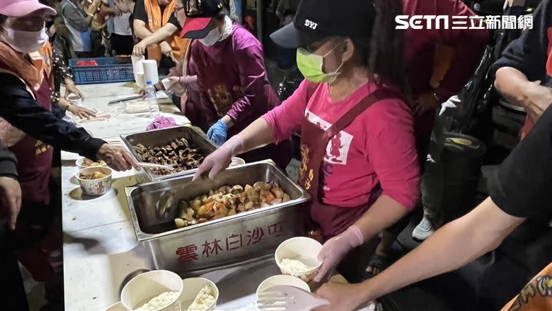 白沙屯媽祖志工協進會提供滷肉飯、雞湯給香客溫飽。（圖／記者賴俊佑、戴華辰攝影）