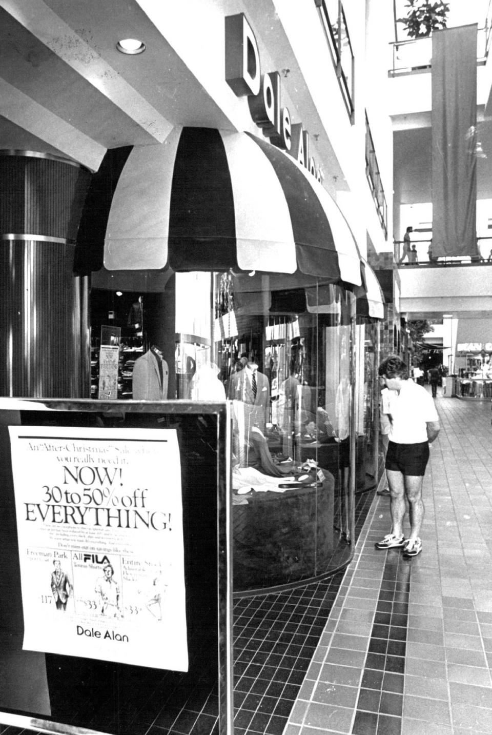 File photo of The Mall at 163rd Street Mall and a clearance sale at the Dale Alan men’s clothing store. Dale Alan closed its 163rd Street store in the mid-1980s.